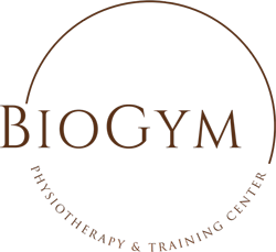 Logo BioGym: centrum fizjoterapii i treningu. Brązowy tekst na białym tle w okręgu.