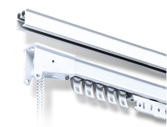 Białe szyny sufitowe do zasłon z systemem przesuwnym i łańcuszkiem.
