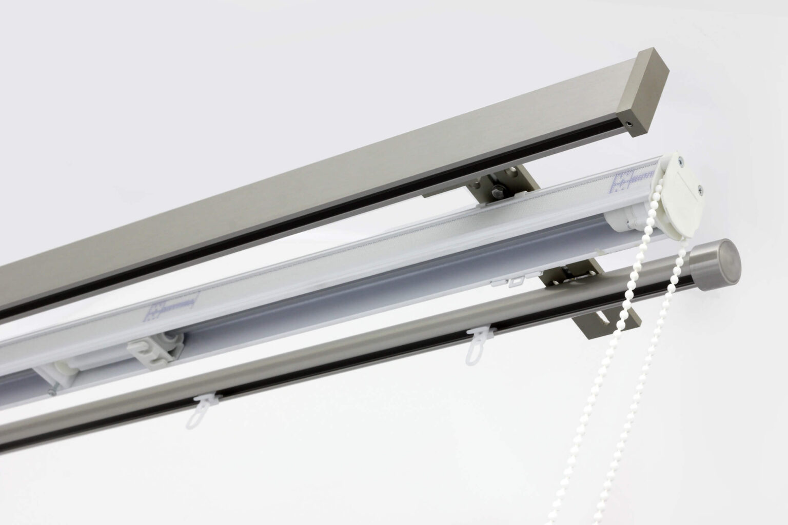 Karnisz metalowy z koralikowym mechanizmem, widok z dołu, nowoczesny design, kolor srebrny.