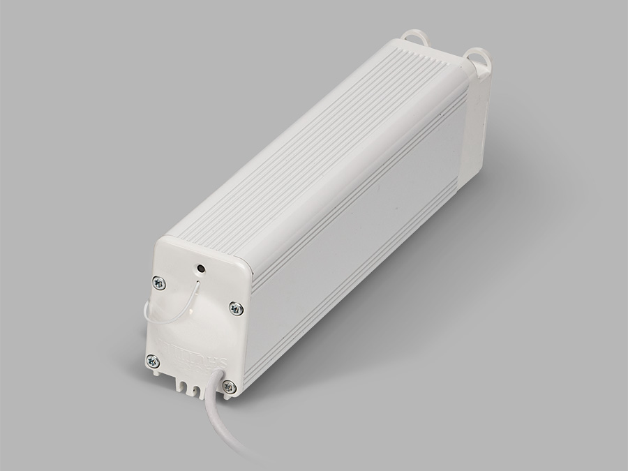 Biały prostokątny transformator z kablami na szarym tle.