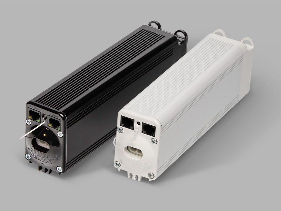 Dwa prostokątne urządzenia, czarne i białe, z portami z przodu, na szarym tle.