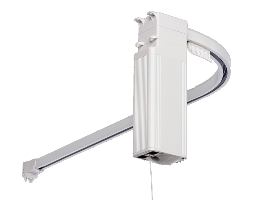 Biały, elektryczny karnisz do zasłon, zamontowany na szynie sufitowej, ukazany na białym tle.